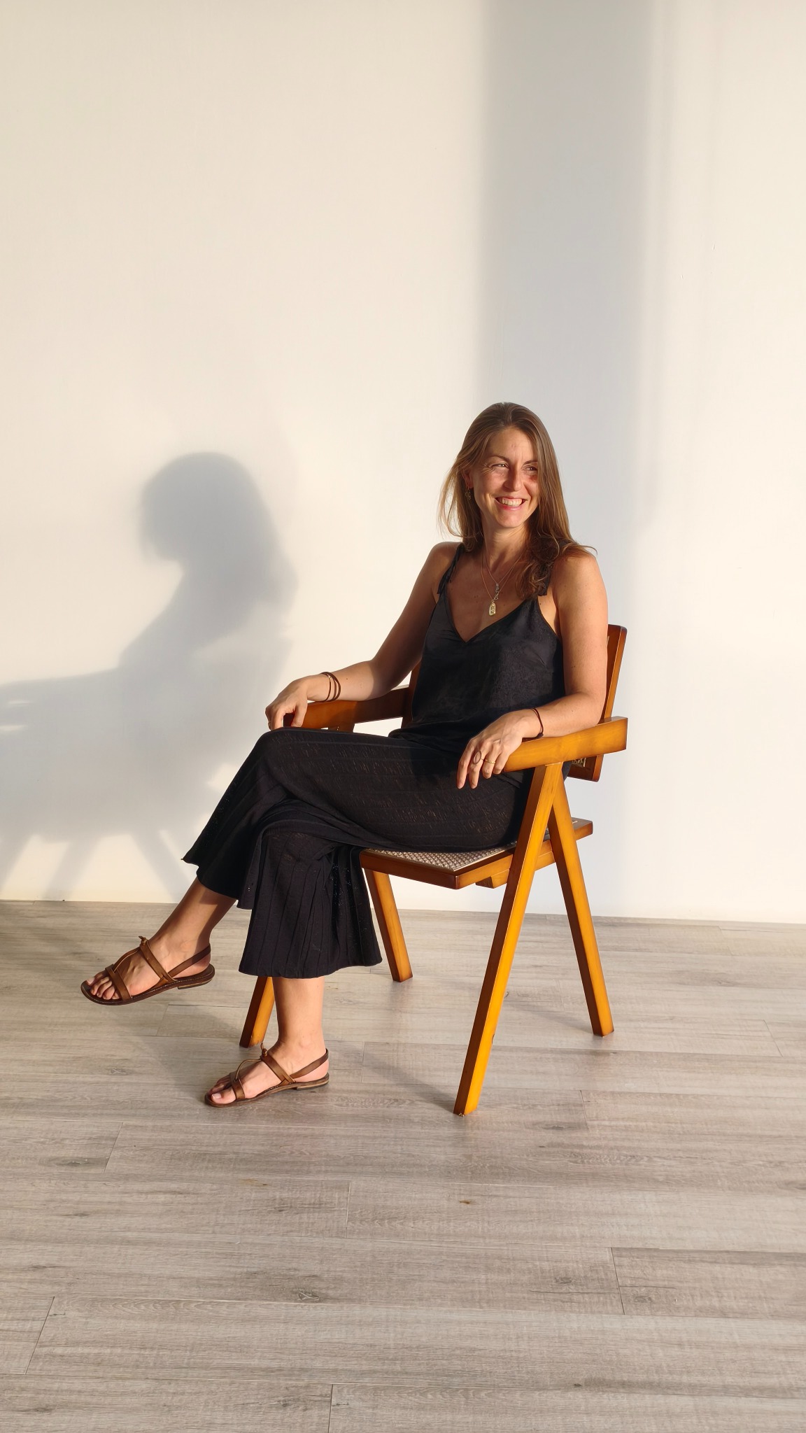 Portrait de Sarah Msika assise dans la lumière